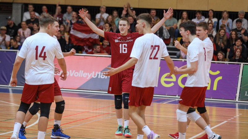 Latvijas U18 izlases volejbolisti. Foto: Artūrs Stiebriņš/cev.eu