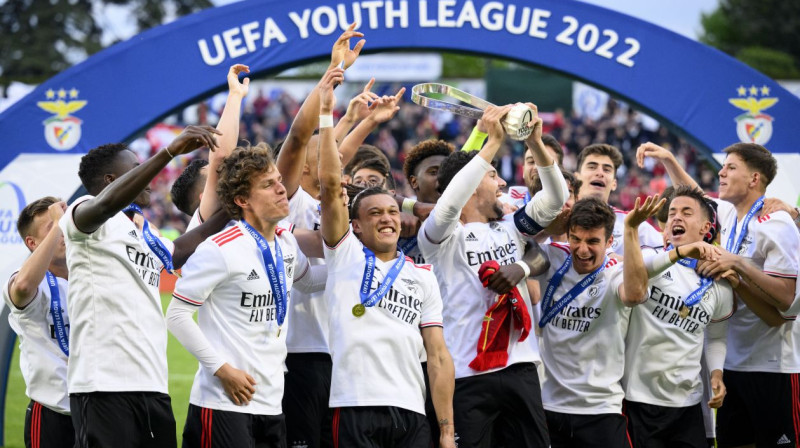 Lisabonas "Benfica" U19 futbolisti svin UEFA Jaunatnes līgas trofejas iegūšanu. Foto: Laurent Gillieron/EPA/Scanpix