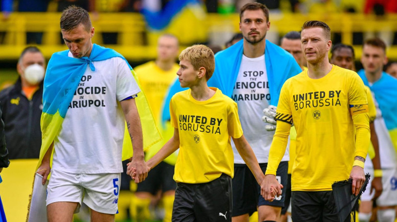 Dortmundes "Borrusia" un Kijivas "Dynamo" futbolisti dodas laukumā. Foto:  AFP/Scanpix