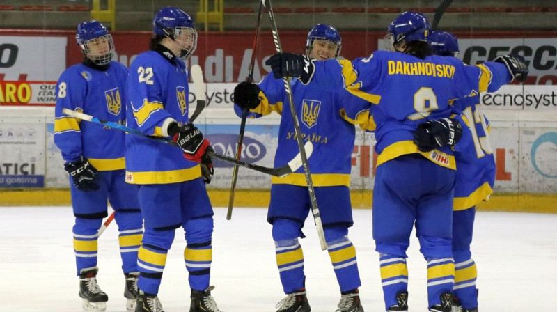 Ukrainas U18 izlases hokejisti svin vārti guvumu. Foto: IIHF