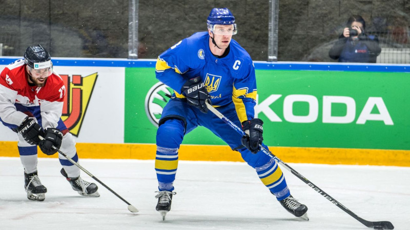 Ukrainas izlases kapteinis Andrijs Mihnovs ar ripu. Foto: IIHF