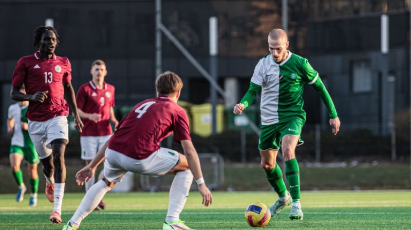 Gļebs Kļuškins pret Latvijas izlases kreklos tērpto "Audu". Foto: Eduards Grencmanis/LFV