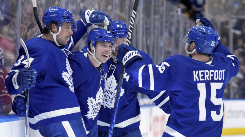 Toronto "Maple Leafs" hokejisti svin vārtu guvumu. Foto: Nathan Denette/AP/Scanpix