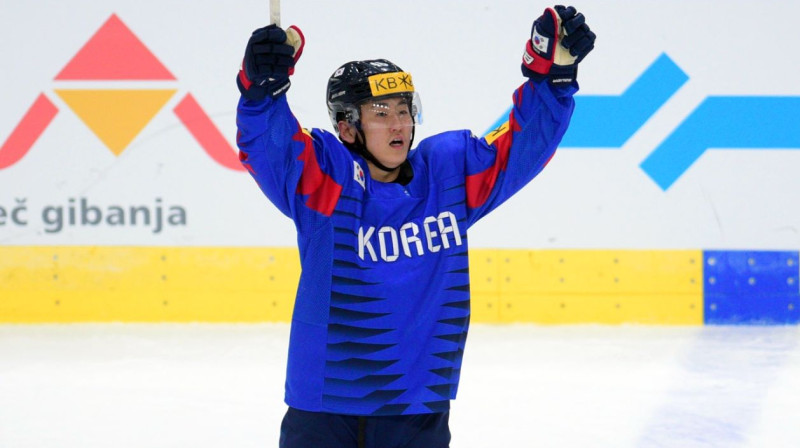 Divus vārtus guvušais un divas rezultatīvas piespēles atdevušais Dienvidkorejas izlases hokejists Jungvo Jeons. Foto: IIHF