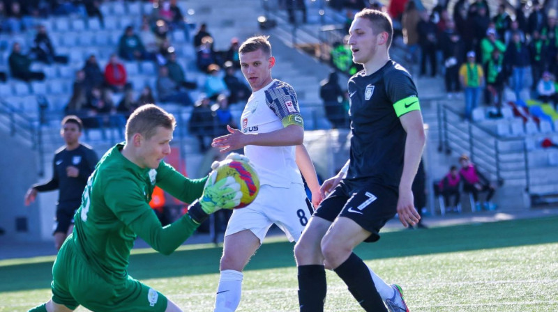 Raimonds Krollis uzbrukumā daugavpiliešu vārtiem. Foto: Jānis Līgats/Valmiera FC