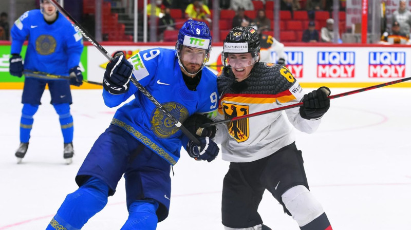 Džesī Blekers pret vācieti Marku Mihaelisu. Foto: Andrea Cardin/IIHF