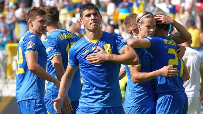 Ruslans Malinovskis (priekšplānā) un citi Ukrainas izlases futbolisti svin vārtu guvumu. Foto: Janek Skarzynski/AFP/Scanpix