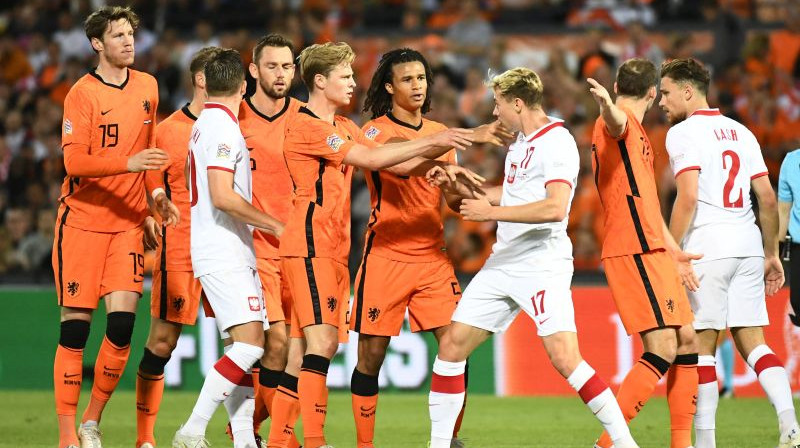 Cīņa Nīderlandes un Polijas spēlē. Foto: Reuters/Scanpix