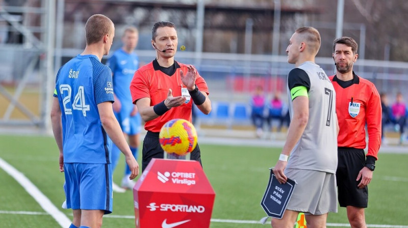 Virslīgas līdervienību kapteiņi Tomislavs Šāričs un Raimonds Krollis 19. aprīlī. Foto: Valmiera FC