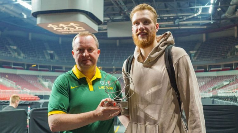 Kazis Maksvītis pasniedz Ignam Brazdeiķim spēles labākā lietuviešu spēlētāja balvu. Foto: ltu.basketball