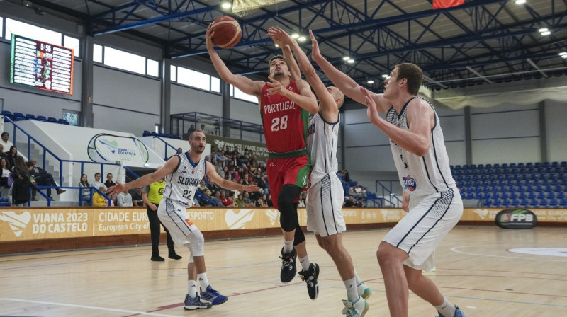 Epizode no Portugāles un Slovākijas izlašu cīņas. Foto: fbt.pt