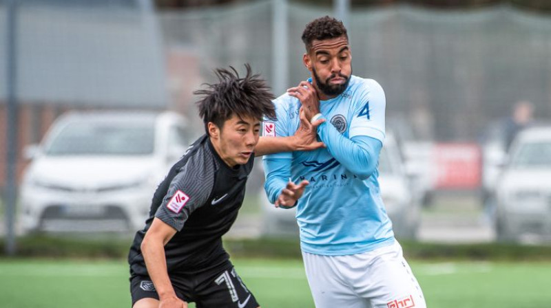 Masaki Murata pret Gabrielu Ramosu. Foto: Zigismunds Zālmanis/rigafc.lv