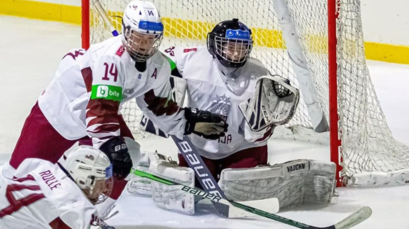 Latvijas U18 izlases hokejistes aizsardzībā. Foto: Türkiye Buz Hokeyi Federasyonu - TBHF