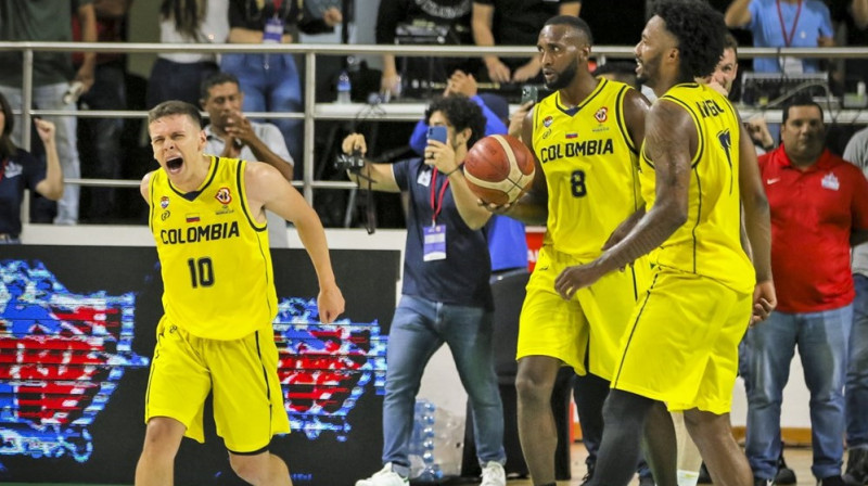 Kolumbijas izlases basketbolisti svin uzvaru pār Brazīliju. Foto: FIBA