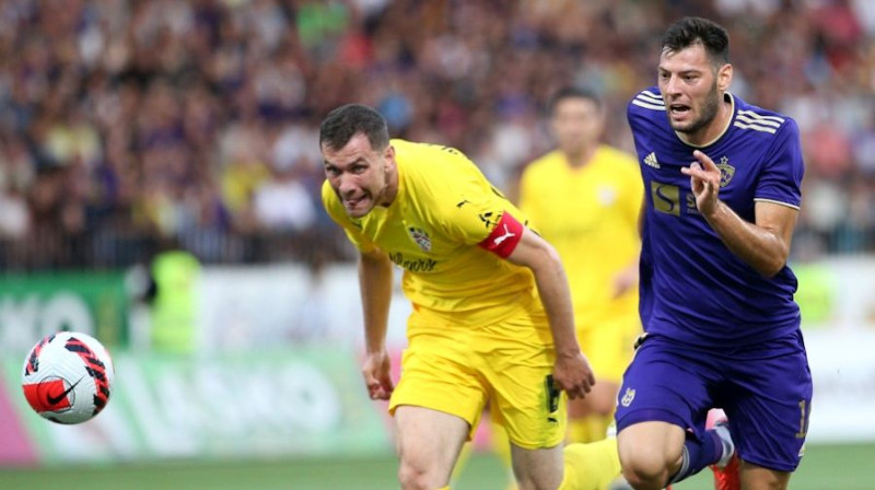 Slovēnijas "Maribor" un Salihorskas "Shakhtyor" futbolisti cīņā par bumbu. Foto: NK Maribor