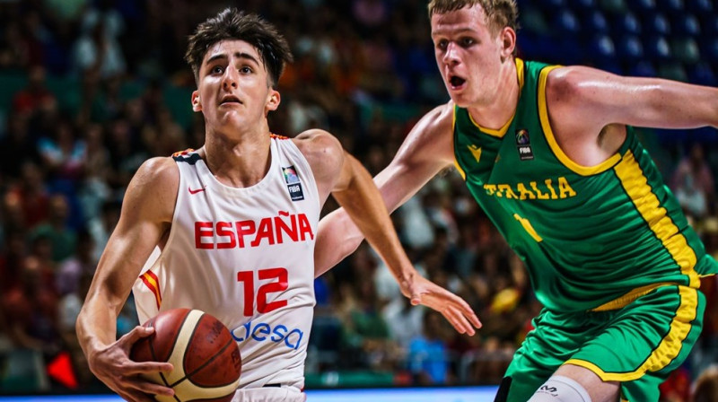 Spānijas U17 izlases basketbolists Lukass Ernandess Langarita ar bumbu. Foto: FIBA