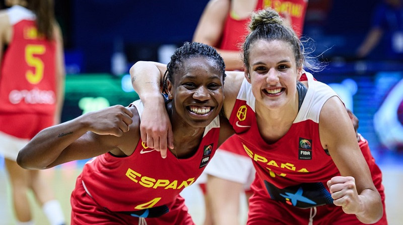 Mama Dembele un Čela Alarkona. Foto: FIBA