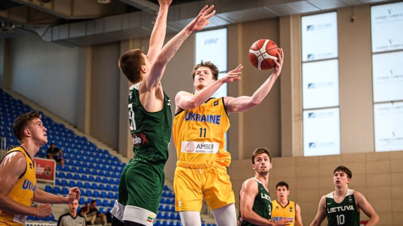 Ukrainas U20 izlases basketbolists Maksims Šulha uzbrukumā. Foto: FIBA