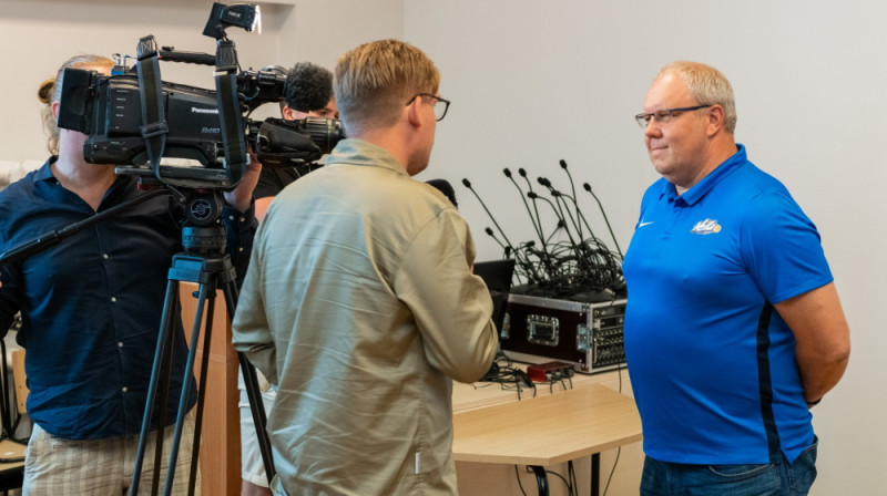 "Keila" galvenais treneris Pēps Pahvs sniedz interviju medijiem. Foto: Keila Korvpallikool