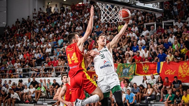 Lietuvas U20 izlases uzbrucējs Dovids Butka uzbrukumā melnkalniešu grozam. Foto: FIBA