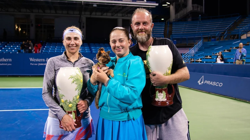 Ludmila Kičenoka, Balensjaga, Aļona Ostapenko, treneris Stass Hmarskis. Foto: Jimmie48 / wtatennis.com