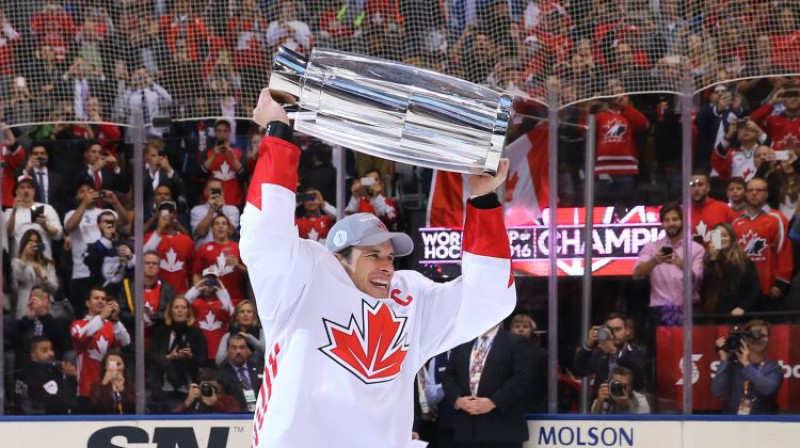 Kanādas kapteinis Sidnijs Krosbijs ar trofeju. Foto: USA Today Sports/Scanpix