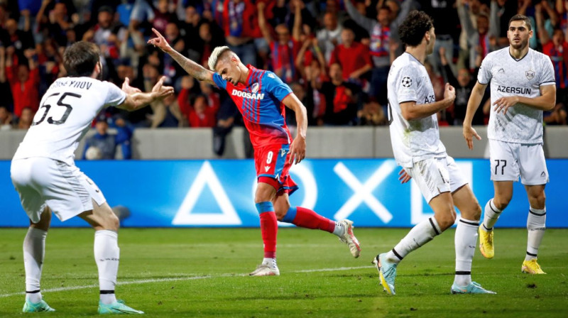 Plzeņas "Viktoria" futbolists Jans Kliments svin izšķirošo vārtu guvumu. Foto: Martin Divišek/EPA/Scanpix