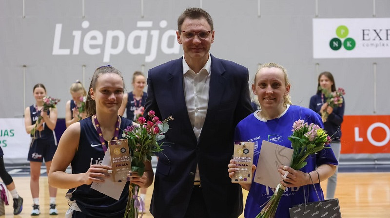 Ketija Vihmane, Kaspars Cipruss un Kristīne Jefimenko 2022. gada 9. aprīlī Liepājā. Foto: Liepājas basketbols