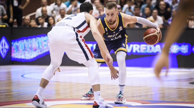 Džanans Musa ar bumbu pret Terī Tarpī. Foto: FIBA