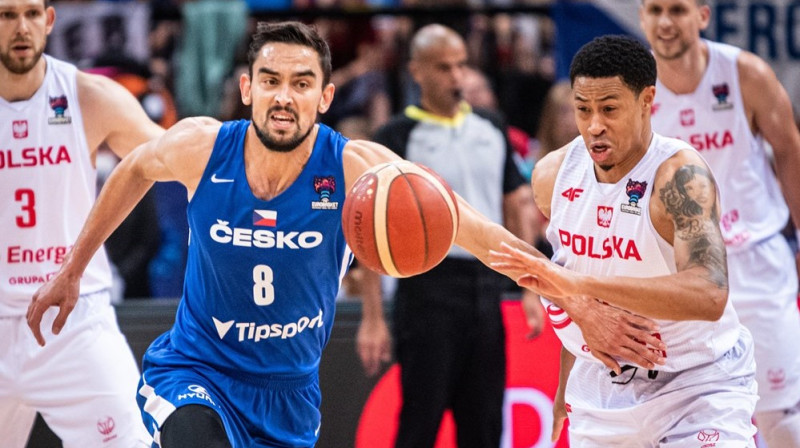 Čehija pret Poliju: Tomāšs Satoranskis pret Entoniju Sloteru. Foto: FIBA