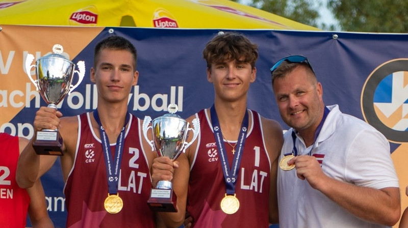 Gustavs Auziņš, Kristians Fokerots, treneris Lauris Iecelnieks. Foto: Hellenic Volleyball Federation