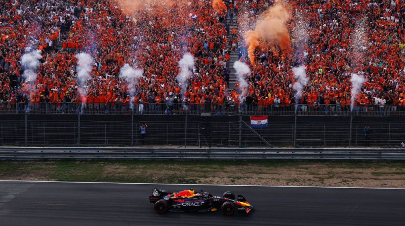 Makss Verstapens un viņa līdzjutēji. Foto: Red Bull Racing