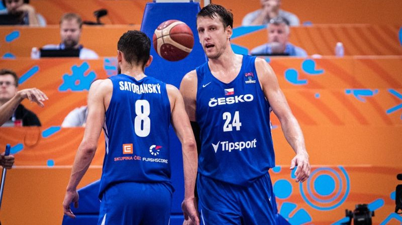 Čehijas zvaigznes Tomāšs Satoranskis un Jans Veselijs. Foto: FIBA