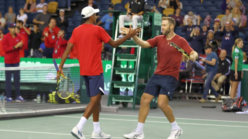 ASV izlases tenisisti Radžīvs Rams un Džeks Soks izšķirošajā dubultspēlē. Foto: Molly Darlington/Reuters/Scanpix