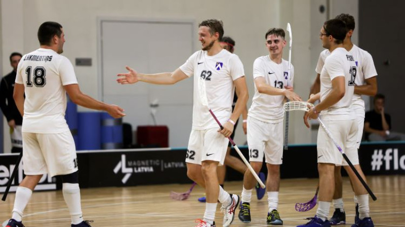 Baušķenieks Pēteris Zeltiņš (vidū) apsveic Jāni Akmentiņu (no kreisās) ar vārtu guvumu. Foto: Ritvars Raits, floorball.lv