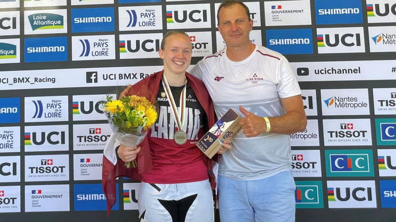 Veronika Monika Stūriška ar treneri Ģirtu Kātiņu
Foto: Publicitātes