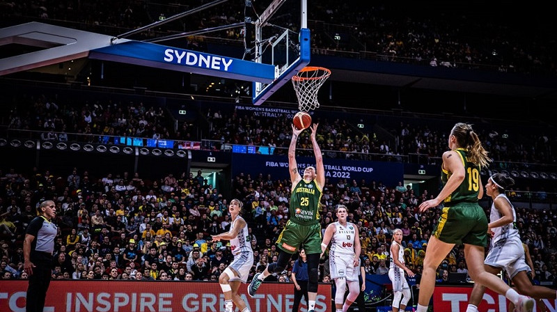 Lorēna Džeksone un Sāra Blicavs uzbrūk Beļģijas grozam. Foto: FIBA