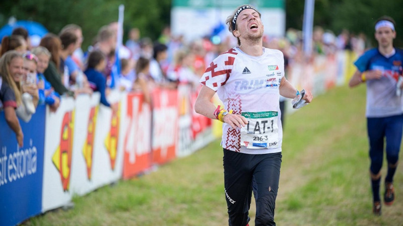 Rūdolfs Zērnis finišē šogad augustā Igaunijas pilsētā Rakverē notikušajā Eiropas čempionātā stafetē. Foto: Latvijas Orientēšanās federācija.