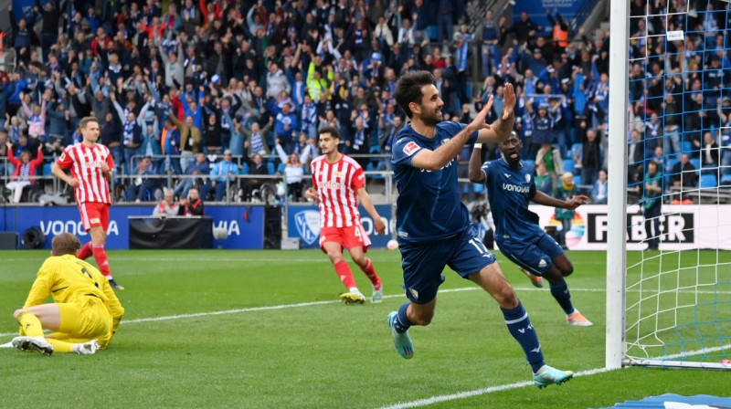 Gerrits Holtmans (priekšplānā) svin "Bochum" vārtu guvumu. Foto: Imago Images/Scanpix