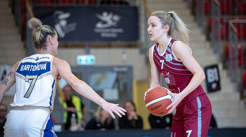 Olimpiete Katerina Bartonova un RSU saspēles vadītāja Enija Vīksne. Foto: Nikola Krawczyk