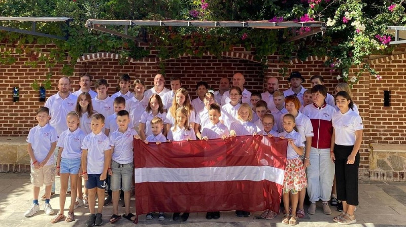 Laytvijas komanda ar treneriem. Foto: Latviijas Dambretes federācija.