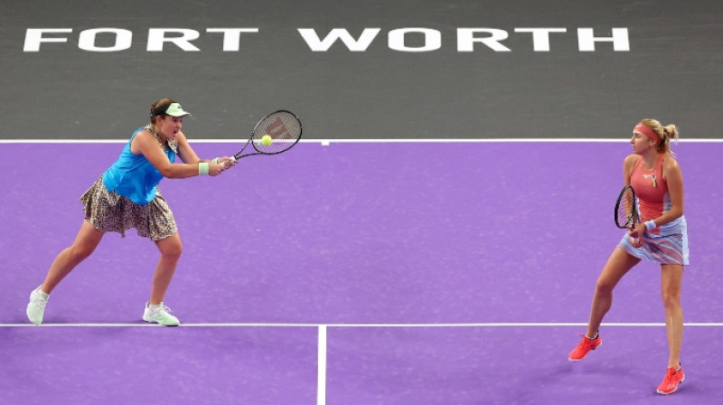 Aļona Ostapenko un Ludmila Kičenoka. Foto: AFP/Scanpix