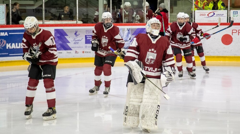 Latvijas U16 izlases hokejisti. Foto: Guntis Lazdāns/LHF