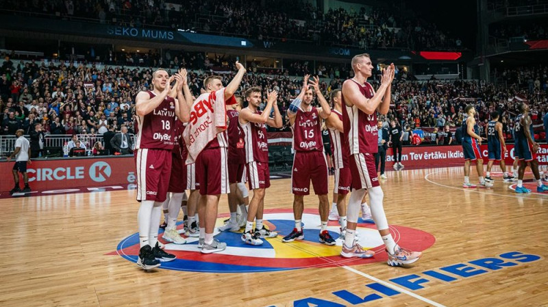 Latvijas izlase pēc uzvaras pār Lielbritāniju. Foto: FIBA