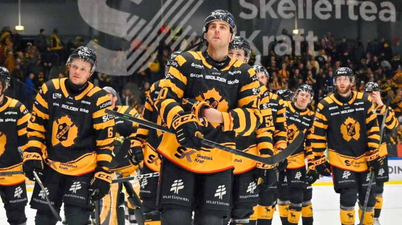 Zviedrijas kluba "Skellefteå" hokejisti. Priekšplānā Joakims Lindstrems (Nr. 10). Foto: Skellefteå AIK Hockey