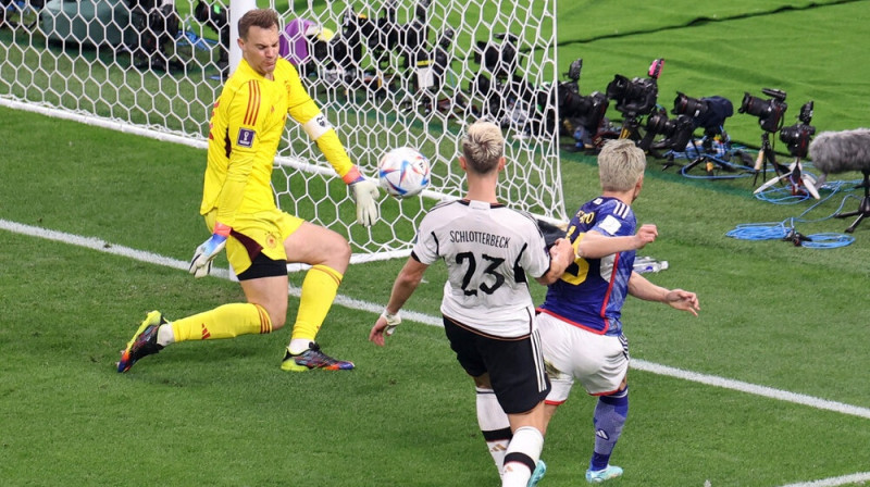 Takuma Asano gūst uzvaras vārtus. Foto: Reuters/Scanpix