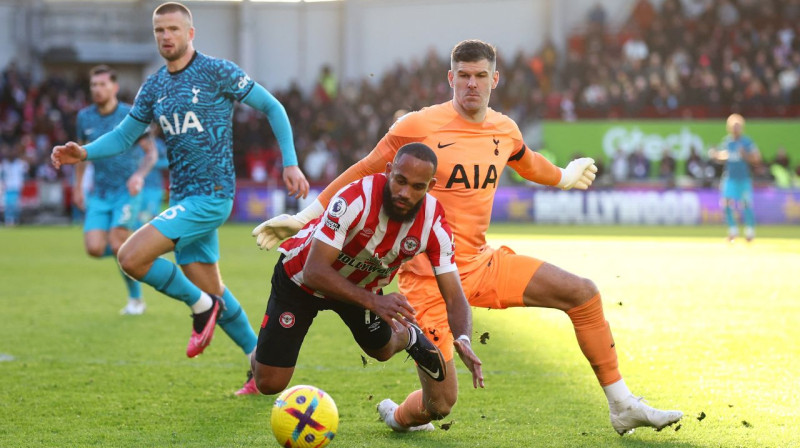 Cīņa Totenhemas "Hotspur" vārtu tuvumā. Foto: David Klein/Reuters/Scanpix