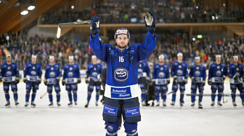 Dominiks Cvergers (priekšplānā) un Šveices kluba "Ambri-Piotta" hokejisti pēc uzvaras. Foto: Gian Ehrenzeller/EPA/Scanpix