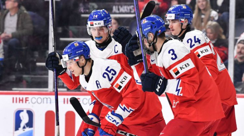 Jirži Kulihs (#25) svin kopā ar komandas biedriem. Foto: AFP/Scanpix