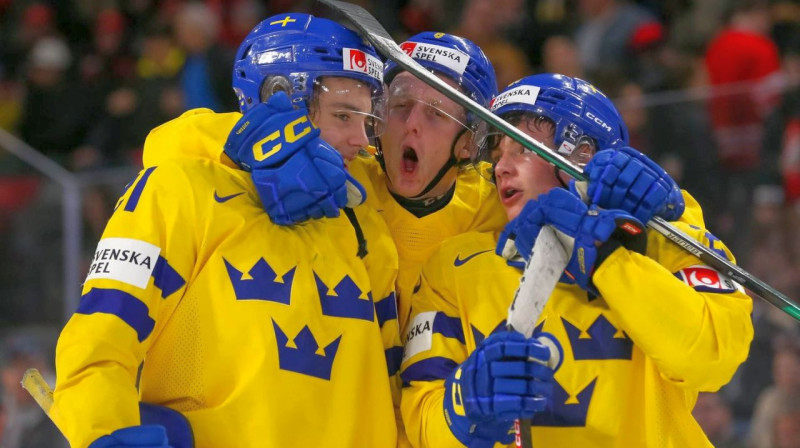 Zviedrijas U20 valstsvienības hokejisti svin pasaules meistarsacīkšu pusfināla sasniegšanu. Foto: IIHF/HHOF